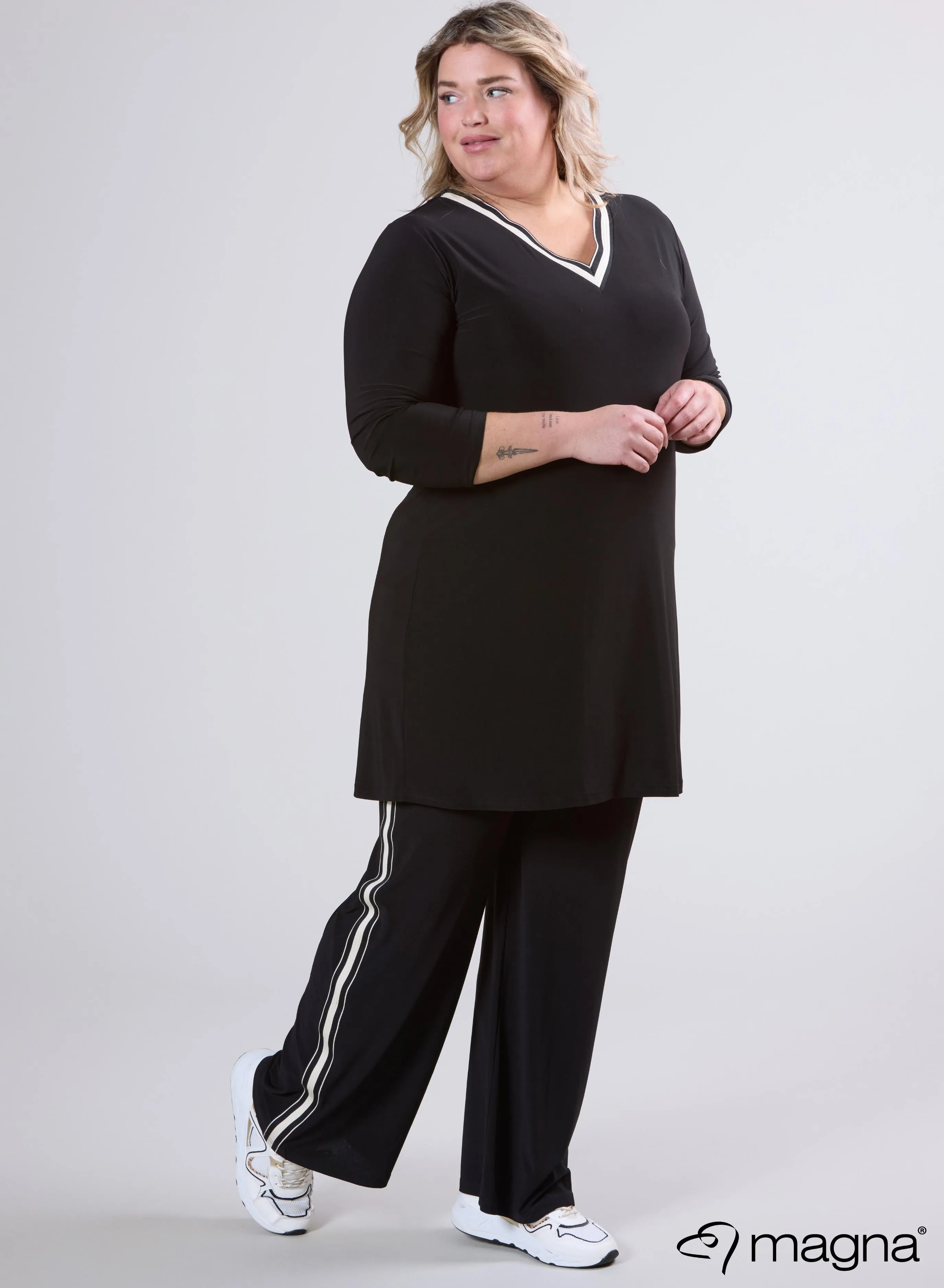 Magna V-Neck Trim Tunic Black