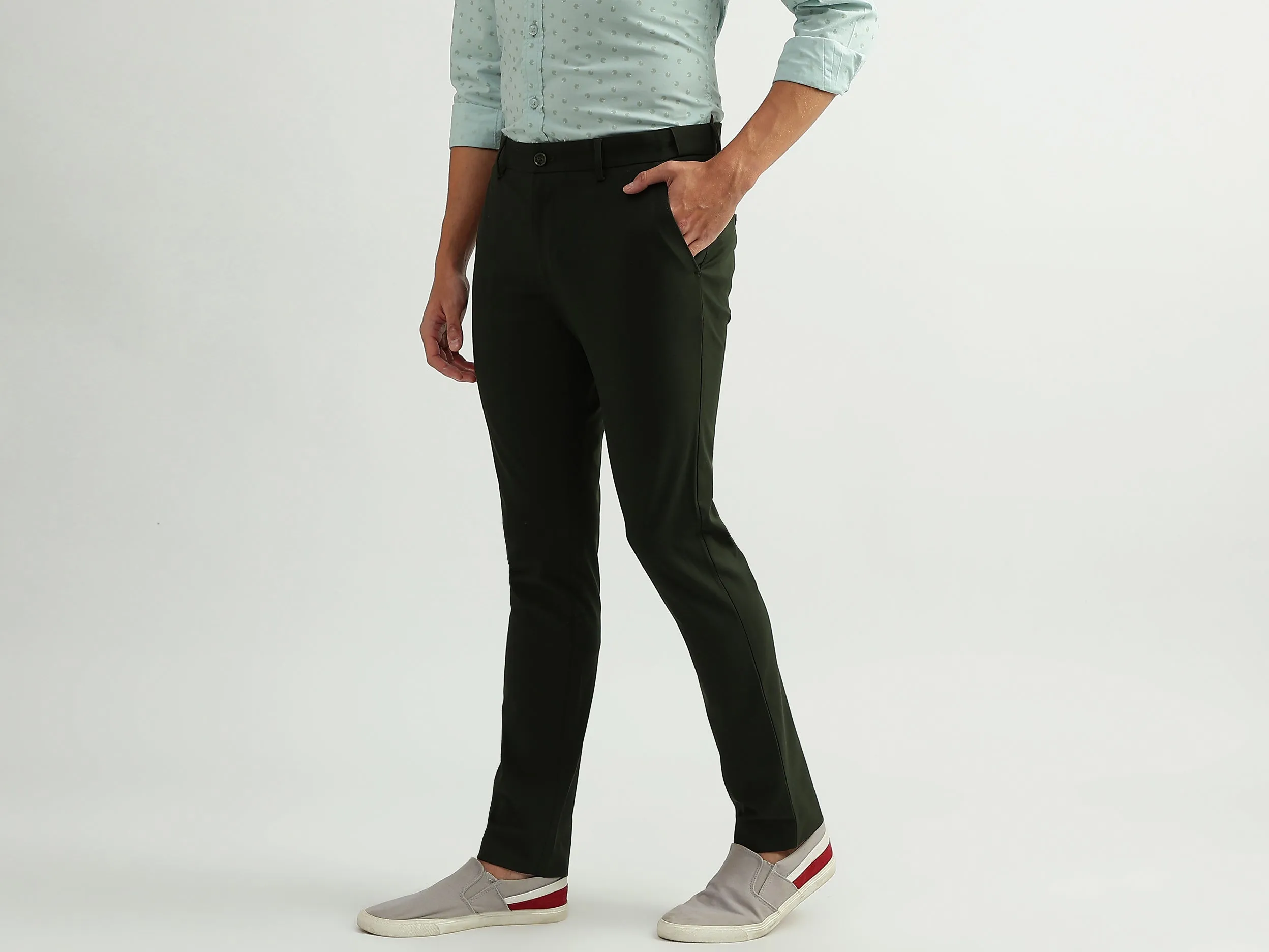 Men Solid Slim Fit Trousers