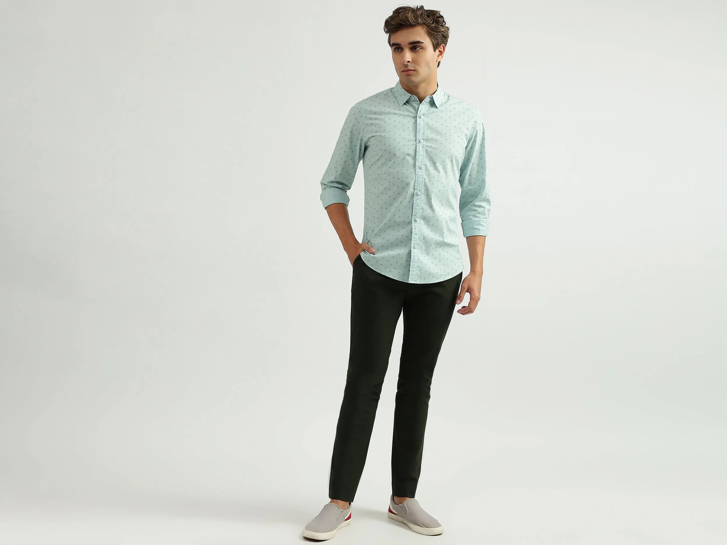 Men Solid Slim Fit Trousers