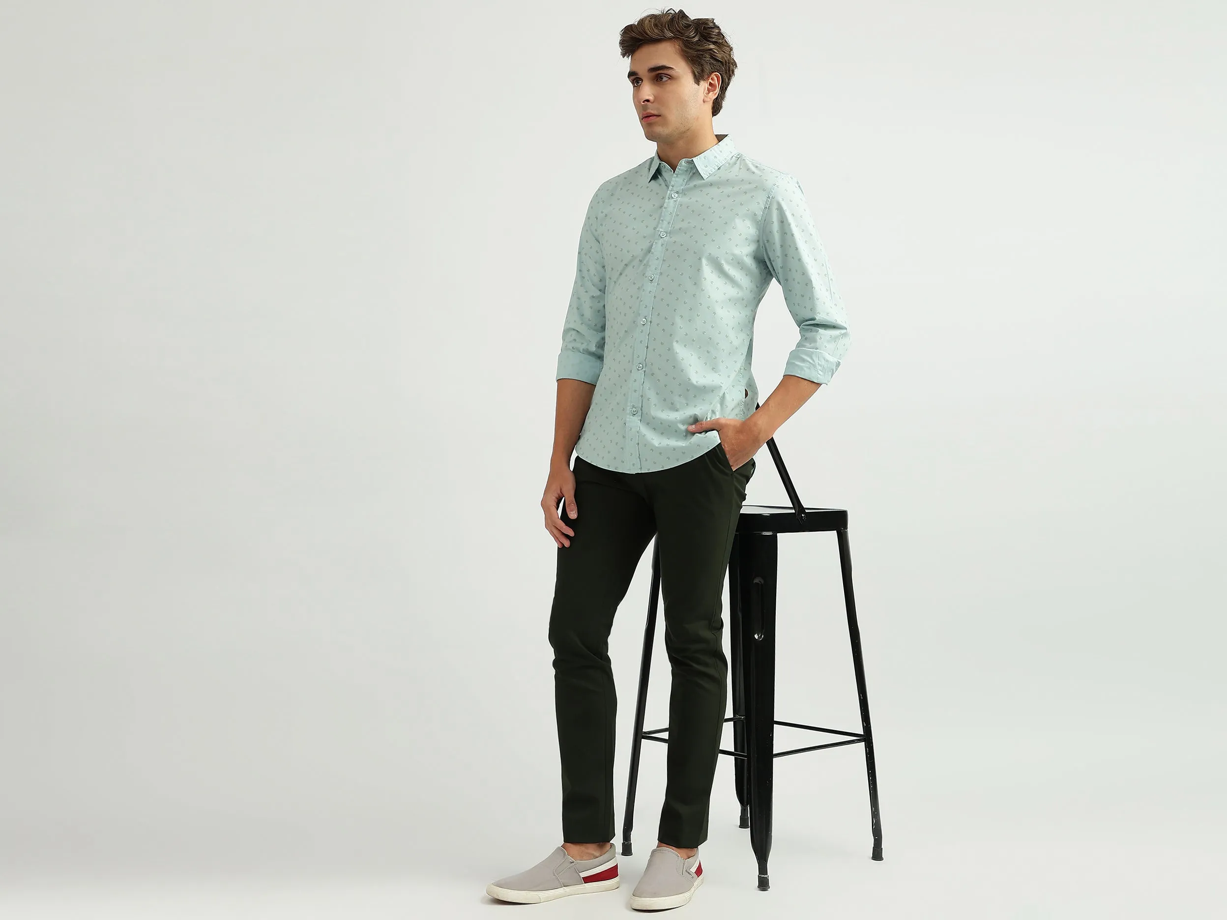 Men Solid Slim Fit Trousers